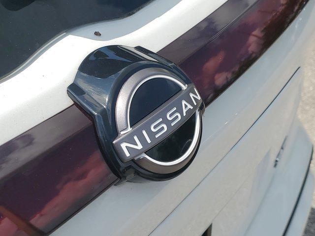 Photo of 2024 Aspen White Tricoat/Super Black Nissan Kicks