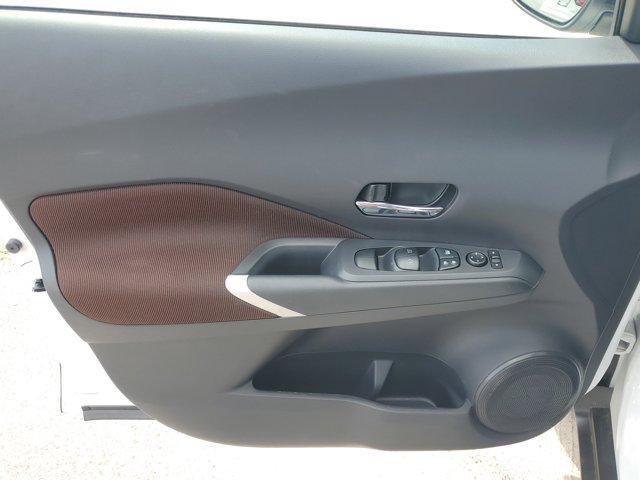 Photo of 2024 Aspen White Tricoat/Super Black Nissan Kicks