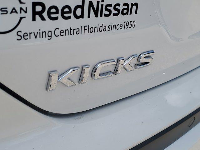Photo of 2024 Aspen White Tricoat/Super Black Nissan Kicks