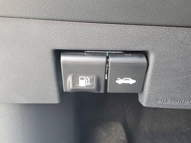 Photo of 2024 Aspen White Tricoat/Super Black Nissan Kicks
