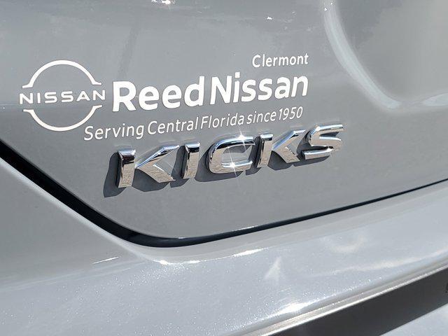 Photo of 2024 Boulder Gray Pearl Nissan Kicks