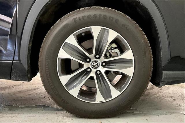Photo of 2021 Midnight Black Metallic Toyota Highlander