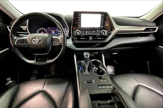 Photo of 2021 Midnight Black Metallic Toyota Highlander