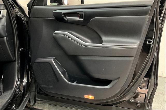 Photo of 2021 Midnight Black Metallic Toyota Highlander