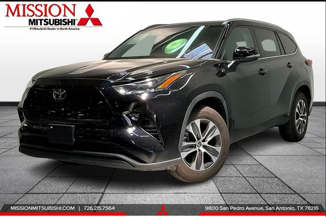 Photo of 2021 Midnight Black Metallic Toyota Highlander