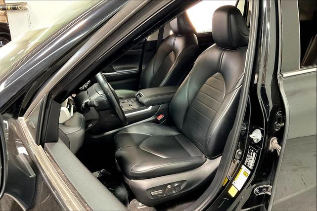 Photo of 2021 Midnight Black Metallic Toyota Highlander