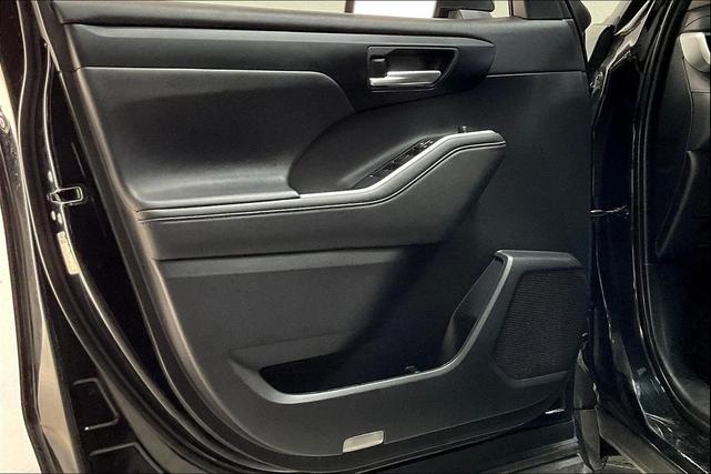 Photo of 2021 Midnight Black Metallic Toyota Highlander