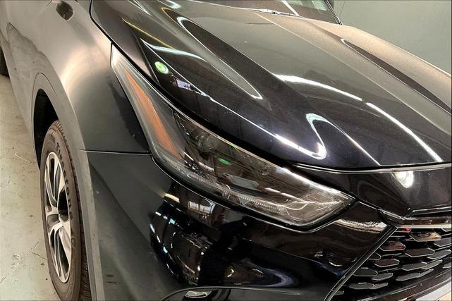Photo of 2021 Midnight Black Metallic Toyota Highlander