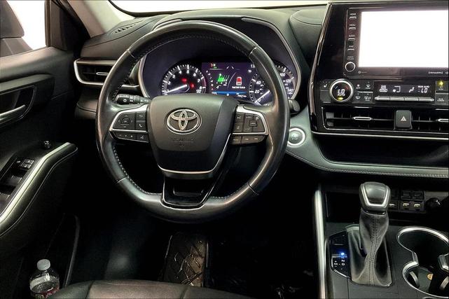 Photo of 2021 Midnight Black Metallic Toyota Highlander