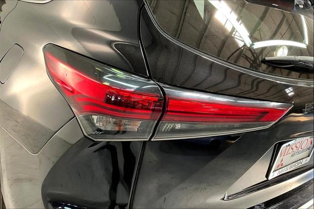 Photo of 2021 Midnight Black Metallic Toyota Highlander