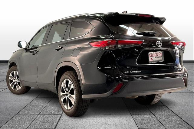 Photo of 2021 Midnight Black Metallic Toyota Highlander