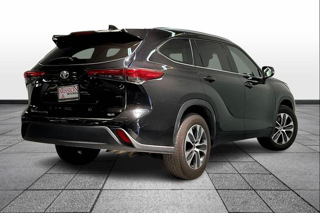 Photo of 2021 Midnight Black Metallic Toyota Highlander