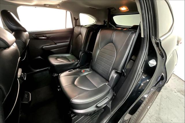 Photo of 2021 Midnight Black Metallic Toyota Highlander