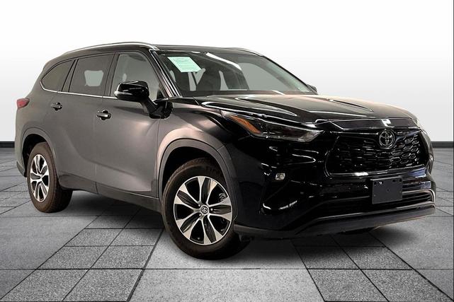 Photo of 2021 Midnight Black Metallic Toyota Highlander