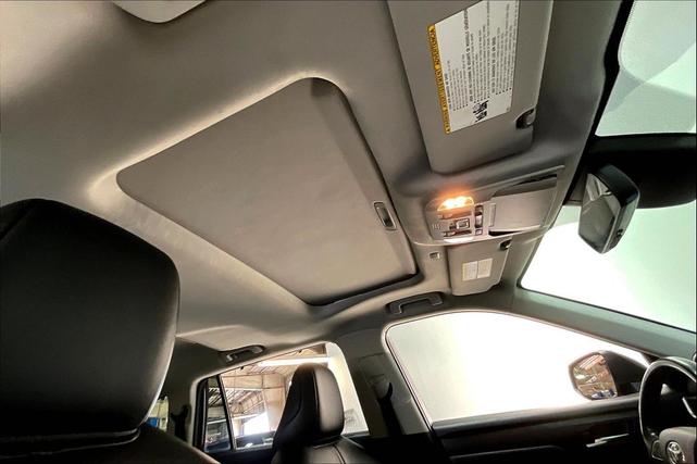 Photo of 2021 Midnight Black Metallic Toyota Highlander