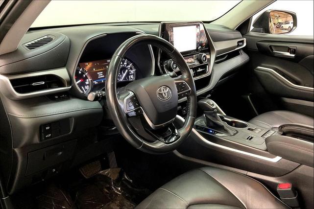 Photo of 2021 Midnight Black Metallic Toyota Highlander