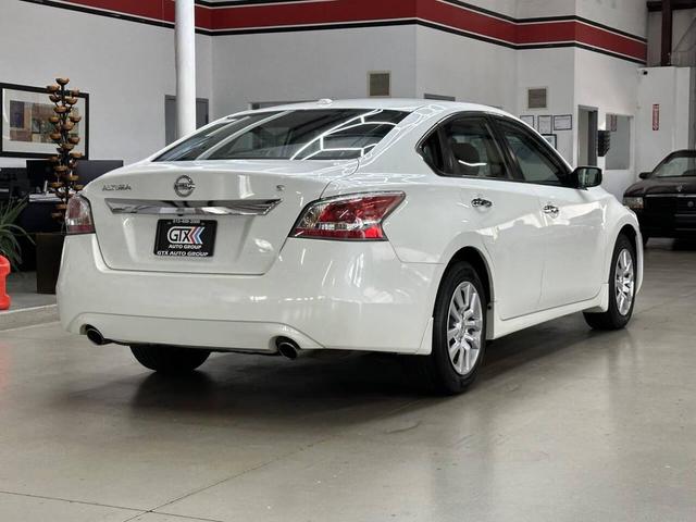 Photo of 2014 Pearl White Nissan Altima