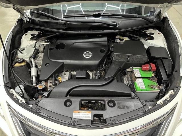 Photo of 2014 Pearl White Nissan Altima
