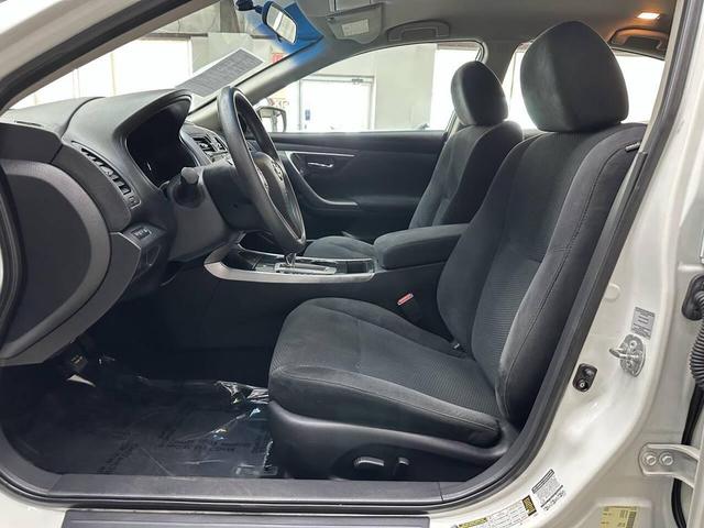 Photo of 2014 Pearl White Nissan Altima