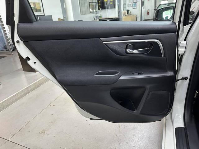 Photo of 2014 Pearl White Nissan Altima