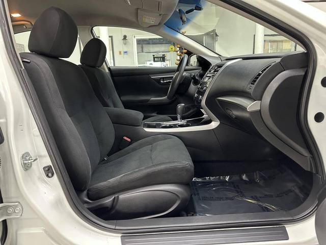 Photo of 2014 Pearl White Nissan Altima
