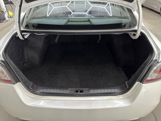 Photo of 2014 Pearl White Nissan Altima