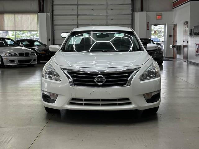 Photo of 2014 Pearl White Nissan Altima