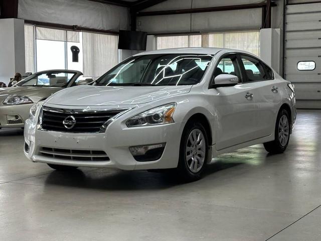 Photo of 2014 Pearl White Nissan Altima