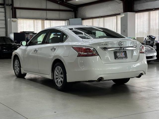 Photo of 2014 Pearl White Nissan Altima