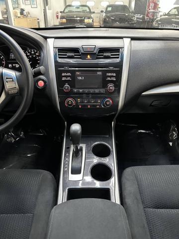 Photo of 2014 Pearl White Nissan Altima