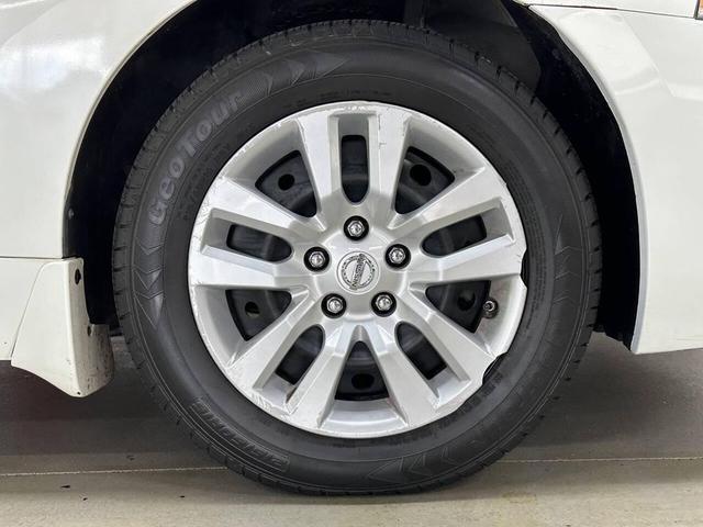 Photo of 2014 Pearl White Nissan Altima