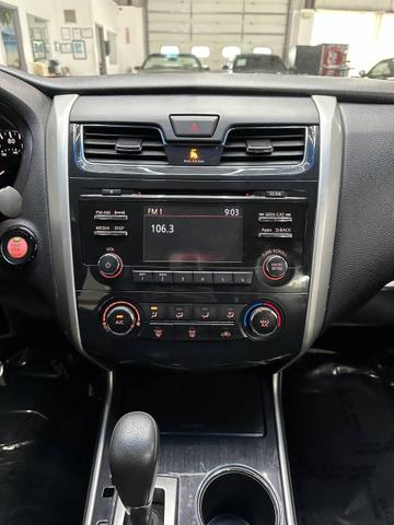 Photo of 2014 Pearl White Nissan Altima