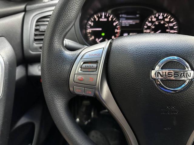 Photo of 2014 Pearl White Nissan Altima