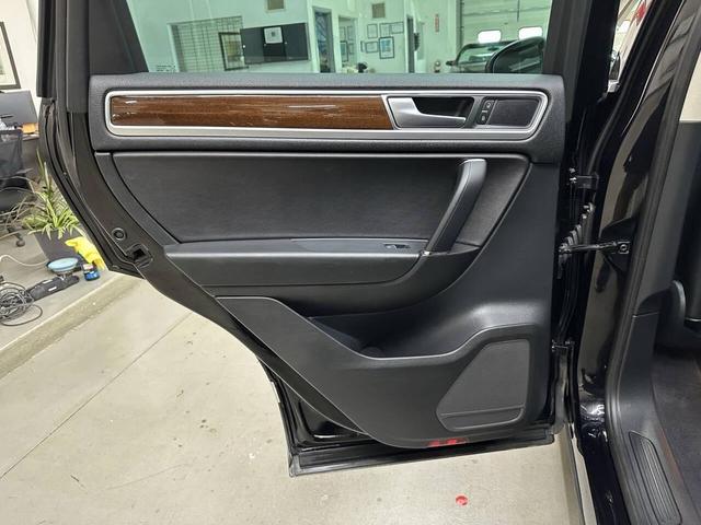 Photo of 2016 Deep Black Pearl Volkswagen Touareg