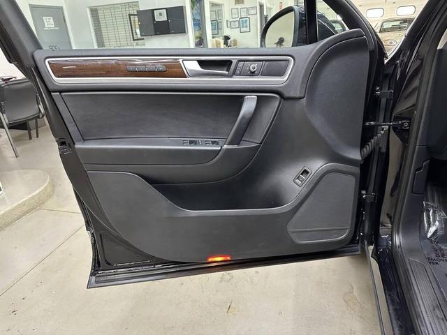 Photo of 2016 Deep Black Pearl Volkswagen Touareg