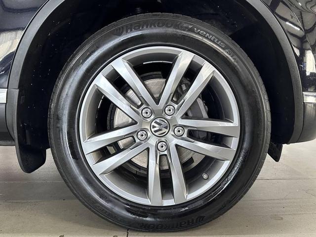 Photo of 2016 Deep Black Pearl Volkswagen Touareg