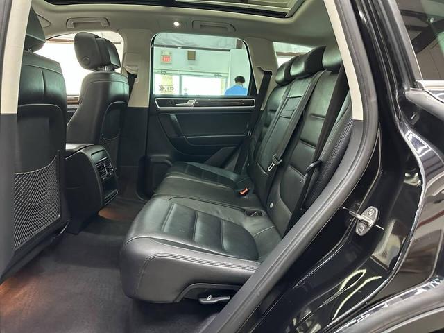 Photo of 2016 Deep Black Pearl Volkswagen Touareg