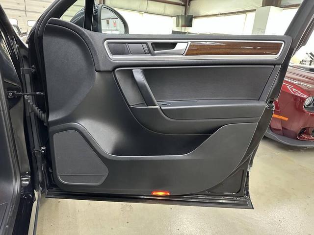 Photo of 2016 Deep Black Pearl Volkswagen Touareg