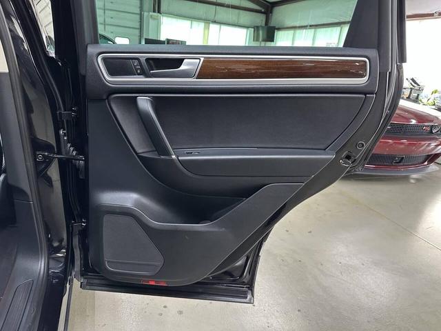 Photo of 2016 Deep Black Pearl Volkswagen Touareg