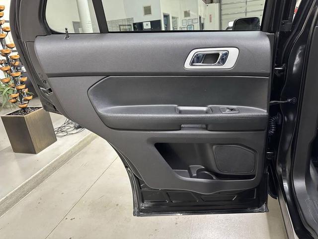 Photo of 2015 Tuxedo Black Metallic Ford Explorer