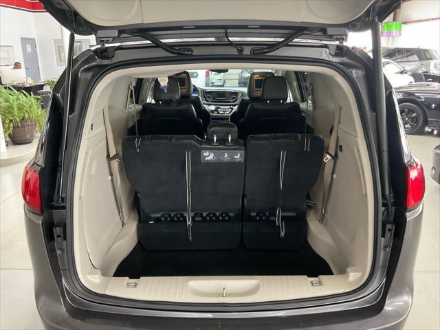 Photo of 2017 GRAY Chrysler Pacifica