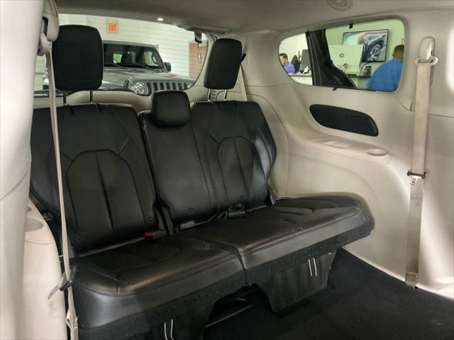 Photo of 2017 GRAY Chrysler Pacifica