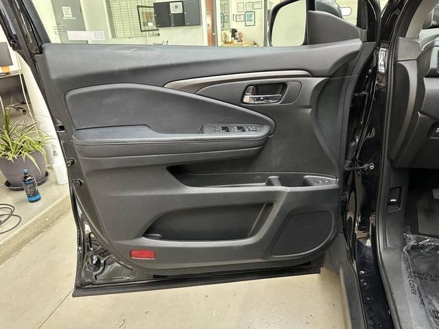 Photo of 2018 Crystal Black Pearl Honda Pilot