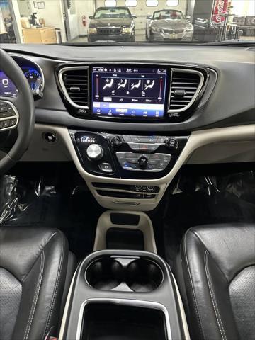 Photo of 2022 GRAY Chrysler Pacifica