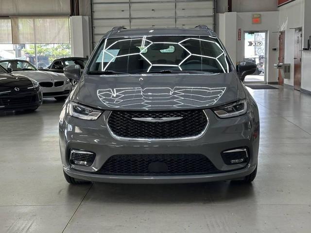 Photo of 2022 GRAY Chrysler Pacifica