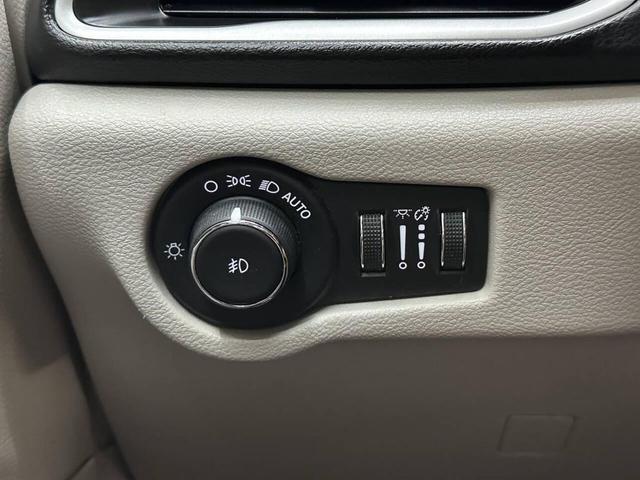 Photo of 2022 GRAY Chrysler Pacifica