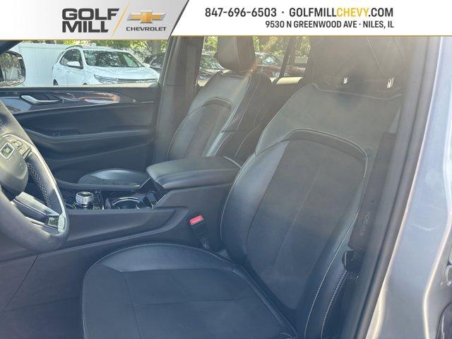 Photo of 2023 Silver Zynith Jeep Grand Cherokee