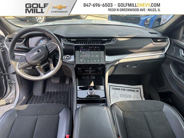 Photo of 2023 Silver Zynith Jeep Grand Cherokee