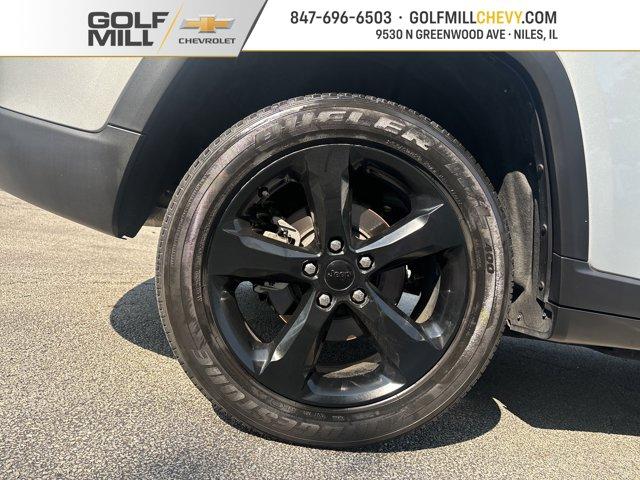 Photo of 2023 Silver Zynith Jeep Grand Cherokee