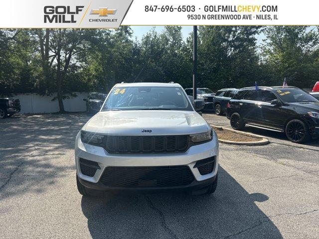 Photo of 2023 Silver Zynith Jeep Grand Cherokee